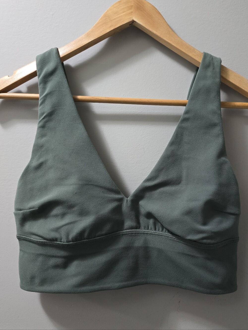 Lululemon Athletica Comfort V-Neck Sports Bra Top in Sage Green Size 6